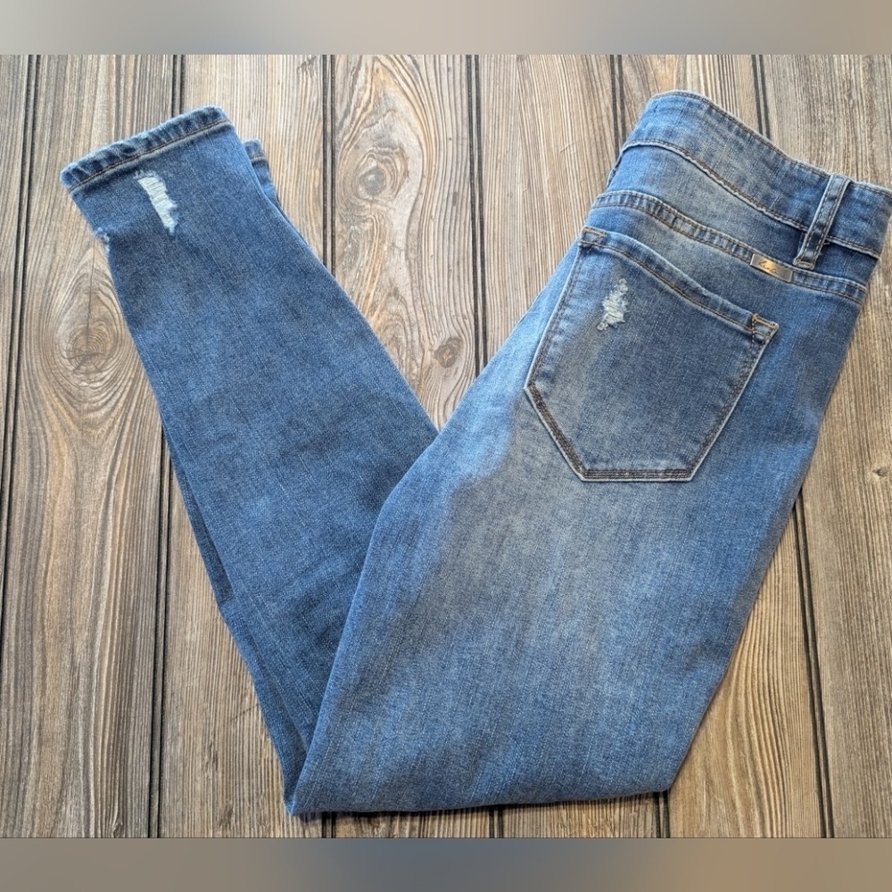 KanCan size 5/26 skinny jeans with button fly and unique tapered legs/seams